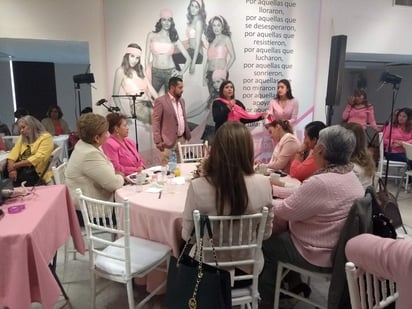 La presidenta municipal dio a las mujeres, testimonio de su lucha contra esta enfermedad. (EL SIGLO DE TORREÓN)