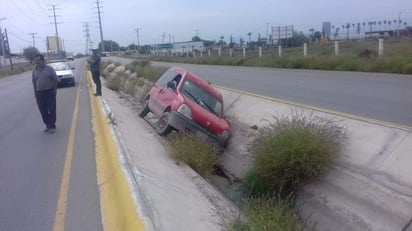 El vehículo siniestrado es un Renault modelo 2007 de color rojo, el cual era tripulado por Pablo 'N' de 57 años de edad, quien tiene su domicilio en el ejido Transporte de esta ciudad. (ESPECIAL)