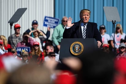 Durante un mitin en Elko, Nevada, Trump aludió a los alrededor de 4 mil migrantes que buscan cruzar la frontera sur de México para seguir su camino a EU. (AP)