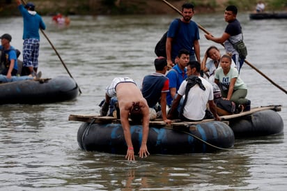 Unas 3,000 personas durmieron la noche del viernes sobre el puente Rodolfo Robles de este río y este sábado esperaban cruzar a México, pero las fuertes temperaturas ponían tenso el ambiente y cruzaron hacia el otro lado. (EFE)