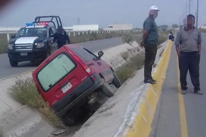 Accidente. El conductor se distrajo y perdió el control de vehículo, el cual terminó dentro de un canal de riego.