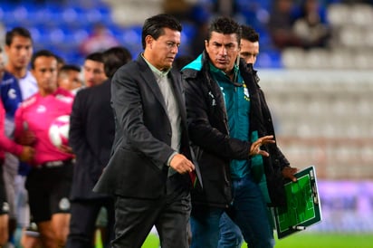 El técnico de los Guerreros, Salvador Reyes, a su salida del campo de los Tuzos tras el empate de su equipo. (Jam Media)