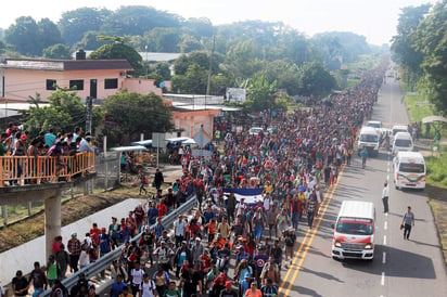 Pequeños grupos de hombres jóvenes tomaron la delantera al caminar con más agilidad, mientras el grueso de los casi tres mil 500 migrantes que conforman el grupo avanza a otro paso escoltado por personal de Derechos Humanos de la Policía Preventiva. (EFE) 
