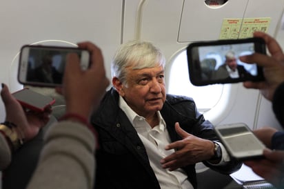 En una entrevista a medios antes de despegar en un viaje a Chiapas, López Obrador comenzó a hablar de que hay conservadores que no querían el cambio y han actuado con bastante deshonestidad intelectual. (NOTIMEX) 

