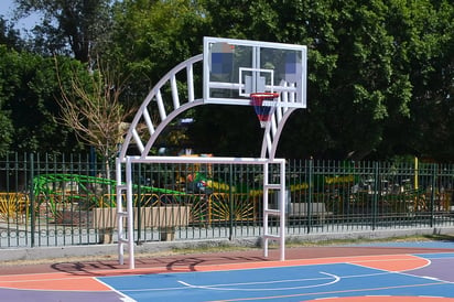 Convivencia. La cancha deportiva contribuirá a la convivencia de familias y jóvenes que viven en el sector. (EL SIGLO DE TORREÓN)