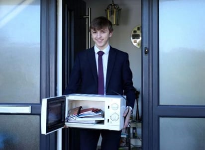 Un microondas no fue lo único que el estudiante usó como alternativa para cargar sus útiles escolares. (INTERNET)