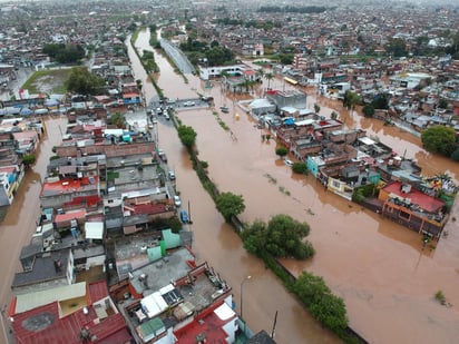 Caos. Los cuerpos de auxilio y elementos de la Policía Michoacán continúan los recorridos por las vialidades. (NOTIMEX)