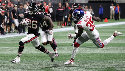 Tevin Coleman anotó un touchdown en el partido de ayer contra los Gigantes de Nueva York.