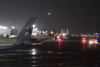  A través de su cuenta de Twitter la terminal aérea capitalina destacó que en estos momentos los aterrizajes y despegues se llevan a cabo por responsabilidad y decisión de los pilotos. (ARCHIVO) 
