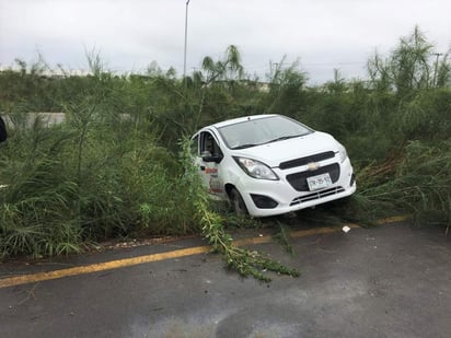 La unidad se salió del camino, dio un giro y terminó nuevamente sobre sus cuatro ruedas al lado de la carretera. (EL SIGLO DE TORREÓN) 
