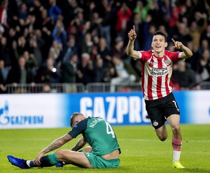 Lozano marcó el primer gol de su equipo ante Tottenham.