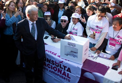 El presidente electo, Andrés Manuel López Obrador, prefirió votar en blanco en la consulta ciudadana por el nuevo aeropuerto de la ciudad de México. (AP)