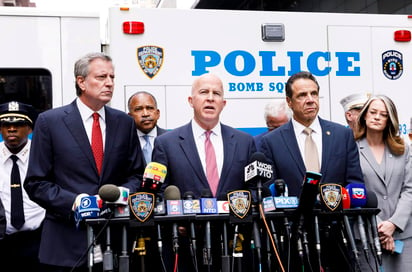 El alcalde, Bill de Blasio, el jefe de la policía local, James O'Neill, así como representantes del FBI y agencias de inteligencia ofrecieron nuevos datos en una rueda de prensa en el centro de mando de la policía sobre esta investigación 'a nivel nacional'. (ARCHIVO)