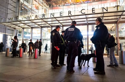 Precisamente, la sede en Nueva York de la cadena estadounidense se encuentra anexa al centro comercial Time Warner y también fue desalojada ayer miércoles al recibir un artefacto sospechoso. (AP)