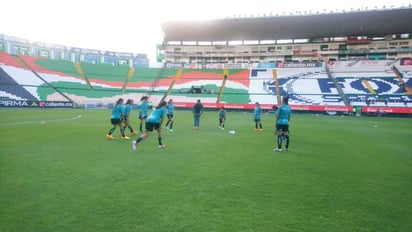 La capitana de las guanajuatenses festejó a los minutos 39, 48 y 50 de tiempo corrido, todas en jugadas a balón parado, para extender la racha negativa del Santos Laguna Femenil, que hilvanó su partido número 13 sin conocer el triunfo. (ESPECIAL)