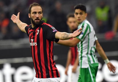 Gonzalo Higuaín, del AC Milán, reacciona durante un partido del Grupo F de la Liga Europea UEFA, contra Real Betis en el estadio de San Siro.