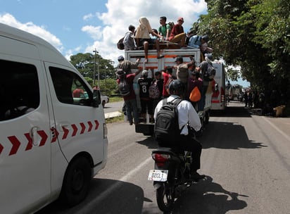 Por lo menos, 350 migrantes centroamericanos de una segunda caravana, iniciaron su caminata hacía la ciudad de Tapachula; luego de descansar en esta localidad fronteriza con Guatemala. (ARCHIVO)