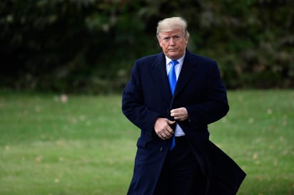 En declaraciones a los periodistas en el jardín sur de la Casa Blanca, Trump respondió a la pregunta de si estaba dispuesto a comprometerse a rebajar su tono retórico durante los once días que quedan para las elecciones legislativas del 6 de noviembre. (AP)