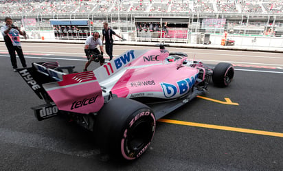 El piloto mexicano Sergio Pérez de la escudería Force India durante la segunda sesión de prácticas en el Autódromo Hermanos Rodríguez.