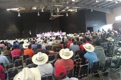 Reunión. Diputados federales escucharon a campesinos. (EL SIGLO DE TORREÓN)