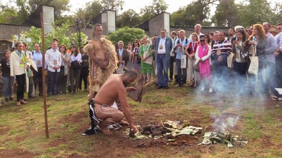 Ritual. Dos rapanui realizan el ritual 'umu taho' para bendecir la Primera Cumbre contra el Cambio Climático.