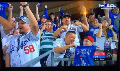 Durante la transmisión del partido de la Serie Mundial, destacó un aficionado del Santos Laguna que portaba la playera del equipo campeón de la Liga MX. (ESPECIAL)