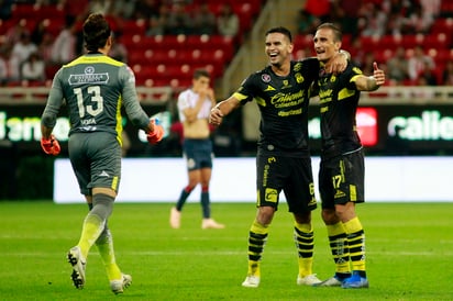 Carlos Sosa (i), Sebastián Vegas (c) del Morelia y Emanuel Loeschbor (d), del Morelia, en festejo durante el juego de la Jornada 14 del Torneo Apertura 2018 en el Estadio Akron.