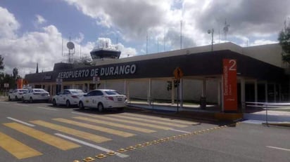 Susto. Otro susto en el aeropuerto de Durango, ahora por un avión que regresó porque no se cerró su tren de aterrizaje. (ARCHIVO)