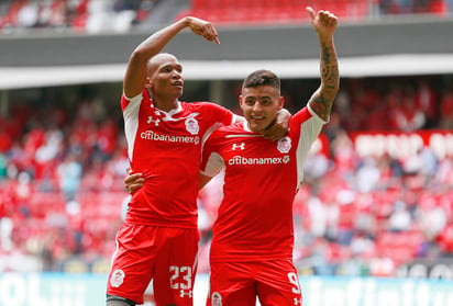 Luis Quiñones y Alexis Vega festejan el cuarto gol de los Diablos Rojos ante Gallos Blancos. (Jam Media)