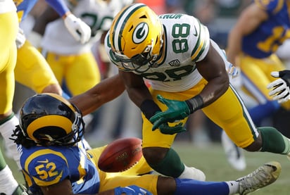 Ty Montgomery, corredor de los Packers de Green Bay, suelta un balón, recuperado por Ramik Wilson, de los Rams de Los Ángeles. (AP)