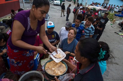 Miles de centroamericanos reanudaron el lunes su recorrido por el sur de México mientras las autoridades intentan esclarecer la muerte de un migrante en la frontera con Guatemala. (AP)