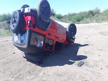 La unidad fue localizada volcada sobre el cofre y toldo, con las llantas hacia arriba.