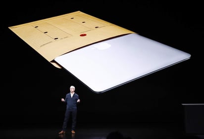 Tim Cook, presentó en Nueva York los nuevos modelos de MacBook y iPad, donde se explicaron sus características portátiles y definiciónes. (ARCHIVO)