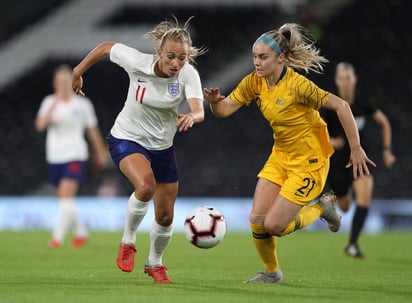 Toni Duggan (i) de la selección de Inglaterra, disputa el balón con Ellie Carpenter, de Australia.