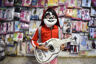 Día de Muertos. Este año hay un creciente interés de los niños pequeños por participar en la celebración e incluir a sus familiares fallecidos en el altar. (JESÚS GALINDO)