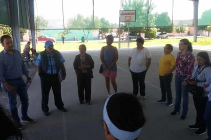 Atiende. Rogelio Cuéllar, director de Desarrollo Social se reunió con integrantes del Frente. (EL SIGLO DE TORREÓN)