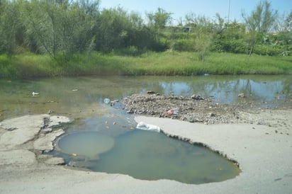 Problemática. Exigen a las autoridades municipales realizar las reparaciones necesarias en pavimento y drenaje de la zona. (ROBERTO ITURRIAGA)