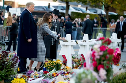 Polémica. La visita de Trump generó enorme polémica. Ayer estuo en la sinagoga donde un hombre asesinó a 11 personas. (AP)