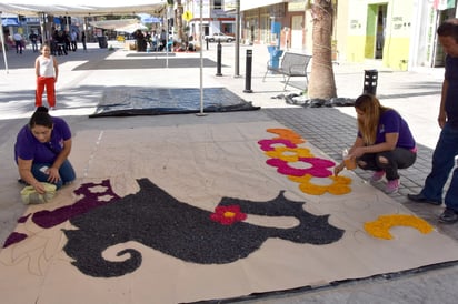 Tradición. Comenzó la instalación de lo que será el Camino al Altar de Muertos.