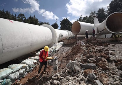 De acuerdo con el director del Sistema de Aguas de la Ciudad de México, Ramón Aguirre, se podrá prestar el servicio normal incluso hasta las 13:00 horas debido a que la cantidad de agua que aún queda en las tuberías debe distribuirse en la red. (ARCHIVO)