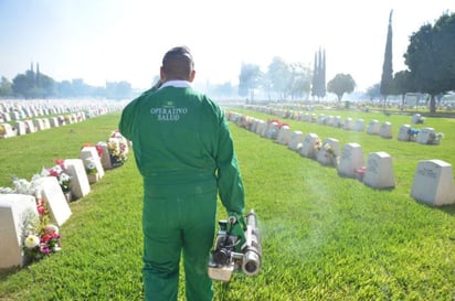 Previamente se realizaron labores de limpieza y fumigación en los cementerios. (ESPECIAL)
