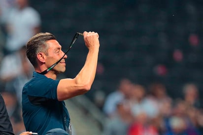 Pedro Caixinha festeja el campeonato de Copa MX con su medalla. (Jam Media)