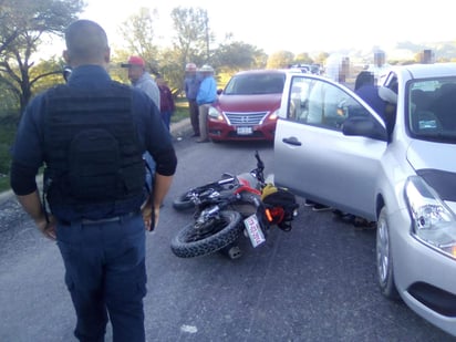 Hasta el lugar del accidente arribaron los paramédicos de la Cruz Roja de Lerdo, quienes nada lograron hacer por el hombre. (EL SIGLO DE TORREÓN)