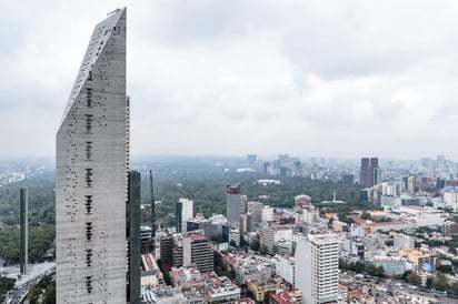 El arquitecto mexicano recibió esta noche el premio, consistente en una estatuilla del artista de renombre internacional Thomas Demand y 50 mil euros, durante una ceremonia efectuada en la Paulskirche de Frankfurt. (ARCHIVO)