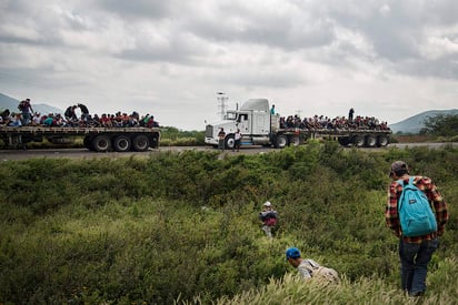 El mandatario veracruzano comentó que la caravana de migrantes puede transitar por la entidad siempre y cuando lo haga conforme a la ley y sin violentar las normas. (EFE)
