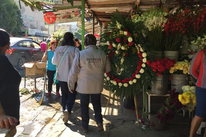 Precios. Personal de Profeco encabezado por su titular Leticia Castaño, recorrieron mercadito. (GUADALUPE MIRANDA)