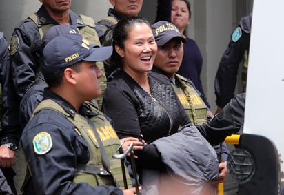 Apoyo. Keiko Fujimori apareció con una prenda que le tapaba las esposas y agradeció con una sonrisa a sus seguidores. (EFE)