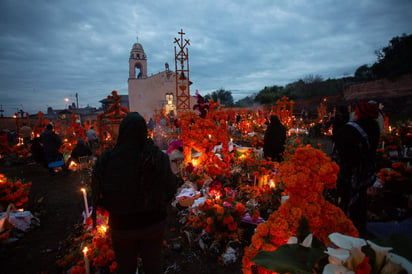 En el Día de Muertos los mexicanos rinden homenaje a todos aquellos seres queridos que ya no están aquí; pero más allá de esto, con el paso del tiempo la festividad se va haciendo más sustentable, conectándose con el respeto al medioambiente. (EFE)