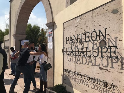 Los panteones de Monclova se llenaron de personas que fueron a visitar a sus muertos en esta fecha religiosa.