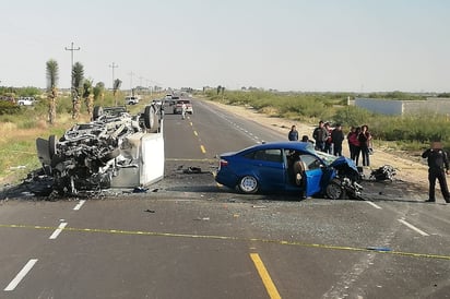 Percance. La camioneta y el auto chocaron de frente y la niña murió en el lugar